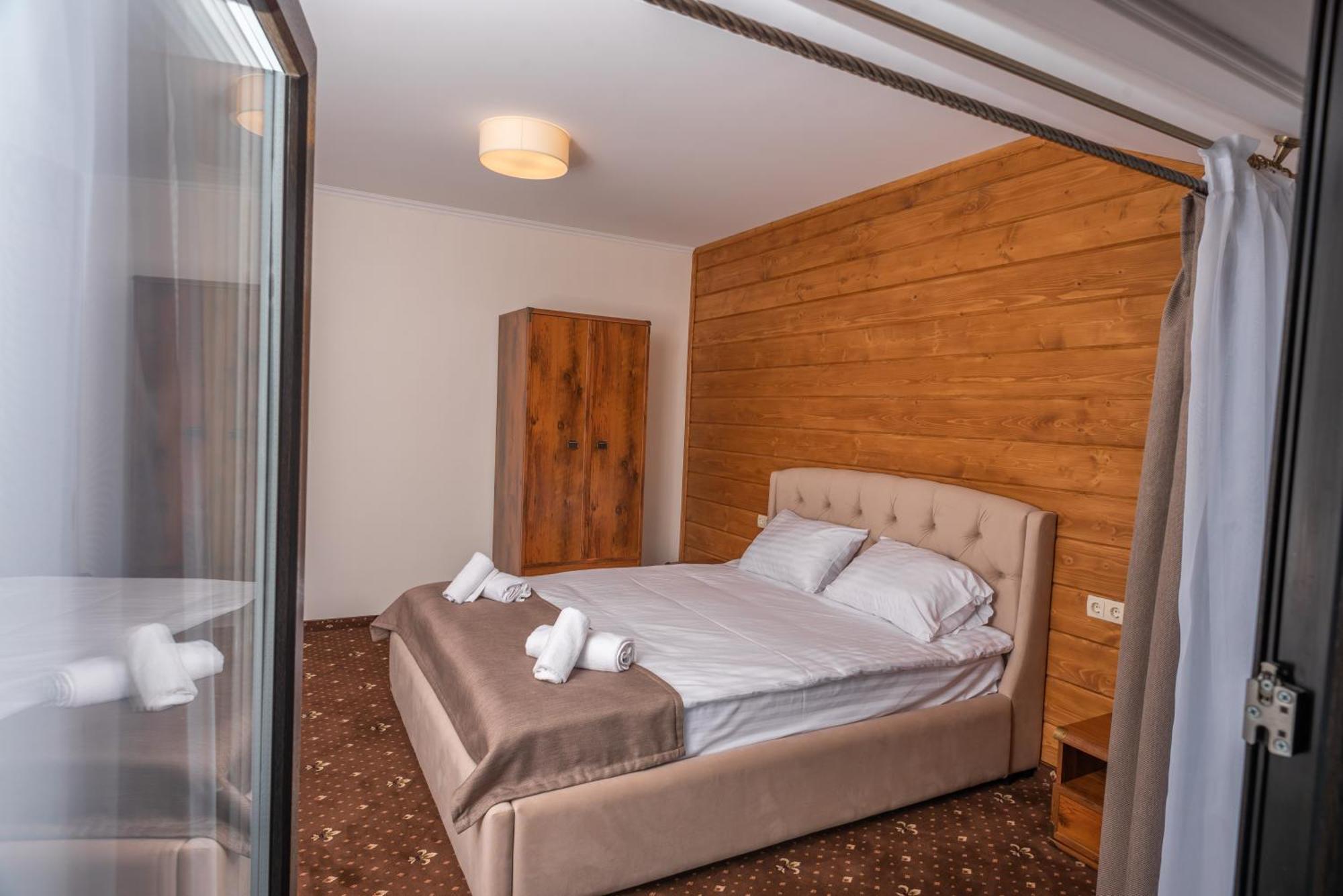 Residence Chalet & Nesh Tatariv Eksteriør billede